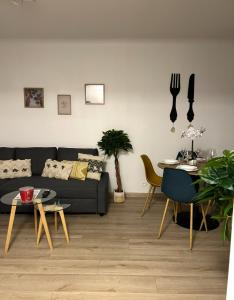 a living room with a couch and a table at PARIS-MONTROUGE Magnifique Appartement 2 pièce de 36m2 - très cosy pour 1 à 5 personnes refait à neuf - ENTIRE APARTMENT LUXIRIOUS AND WARM - Montrouge Paris 14ème - Proche Aéroport Orly & Parc Expositions Porte de Versailles FREE WIFI GRATUIT in Montrouge