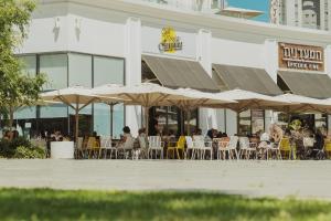 Restoran või mõni muu söögikoht majutusasutuses Stunning Modern Studio in Netanya minutes from the beach with Shelter by Sea N' Rent