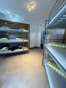 Ένα ή περισσότερα κρεβάτια σε δωμάτιο στο Samps Hostel