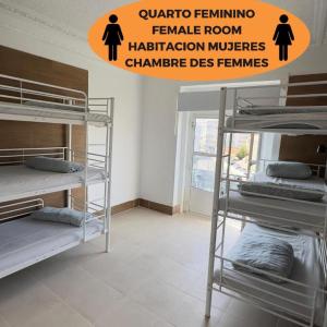 Ένα ή περισσότερα κρεβάτια σε δωμάτιο στο Samps Hostel