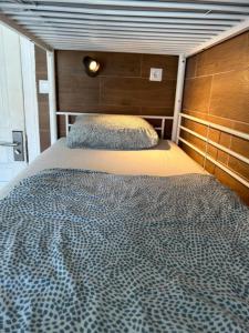 Ένα ή περισσότερα κρεβάτια σε δωμάτιο στο Samps Hostel