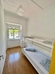 Ένα ή περισσότερα κρεβάτια σε δωμάτιο στο Samps Hostel
