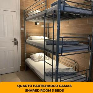 Ένα ή περισσότερα κρεβάτια σε δωμάτιο στο Samps Hostel