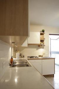 une cuisine avec un évier et un plan de travail dans l'établissement Sunny Stay & Chill, à Bruxelles 7 autres photos