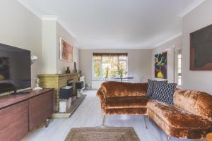 Μια τηλεόραση ή/και κέντρο ψυχαγωγίας στο Spacious 3BR Home Huge Garden Free Parking