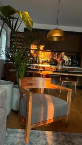 un soggiorno con un tavolo e una sala da pranzo di Brasov Loft a Braşov