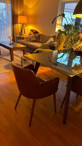 un soggiorno con tavolo e sedie in vetro di Brasov Loft a Braşov