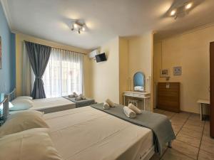 Postel nebo postele na pokoji v ubytování Chariclia Hotel