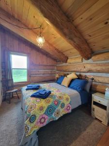 Ένα ή περισσότερα κρεβάτια σε δωμάτιο στο Firefly Creek Lodge