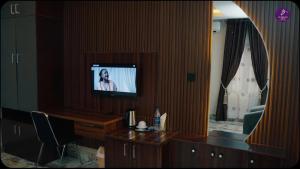 TV a/nebo společenská místnost v ubytování Bubbleszee hotel