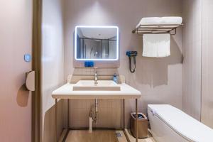 Ένα μπάνιο στο 汉庭上海浦东机场施新路酒店 +22 φωτογραφίες