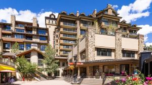 Un gran edificio de apartamentos frente a una calle. en Vail - Lionshead Condominiums 2 Bedroom Condo, en Vail