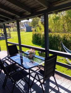 Balkón nebo terasa v ubytování Domek na Kaszubach, Borowy Młyn, jezioro Gwiazda, sauna, 4