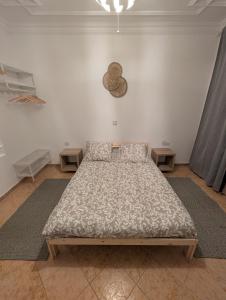 艾西拉City Escape Assilah 2的白色客房的一张床位,配有两个枕头