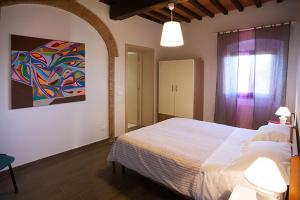 Postel nebo postele na pokoji v ubytování Agriturismo Fattoria Loppiano 4-0
