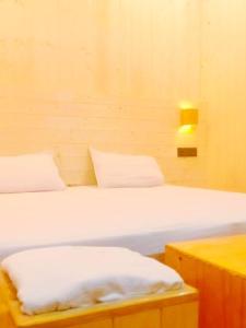 Giường trong phòng chung tại Hotel Mahadev