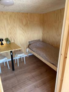 Postel nebo postele na pokoji v ubytování Hærvejshallen Hytte 2
