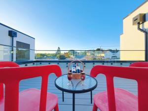 Balkoni atau teres di Panoramic Racecourse View - A Quiet Family Villa Over the Turf +21 gambar