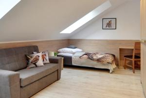 salon z łóżkiem i kanapą w obiekcie Ekskluzywny Apartament Sun Seasons 24 w Karpaczu by Noclegi Renters w mieście Karpacz +19 zdjęć