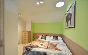 Łóżko lub łóżka w pokoju w obiekcie Ekskluzywny Apartament Sun Seasons 24 w Karpaczu by Noclegi Renters