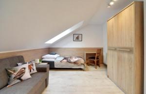 Łóżko lub łóżka w pokoju w obiekcie Ekskluzywny Apartament Sun Seasons 24 w Karpaczu by Noclegi Renters
