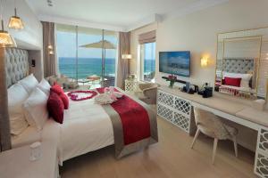 Letto o letti in una camera di Amavi, MadeForTwo Hotels - Paphos