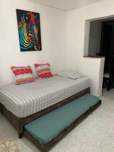 Ένα ή περισσότερα κρεβάτια σε δωμάτιο στο Apartaestudio para 5 personas en el centro Pereira