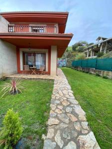Zahrada ubytování Comillas Chalet La Higuera on Comillas beach
