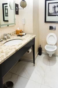 Bilik mandi di GreenPoint Hotel
