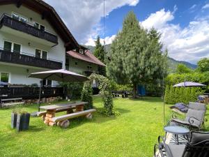 デーブリアッハにあるAppartement Felsblick Ferienhaus Fuenf Sinneの裏庭(ピクニックテーブル、傘付)