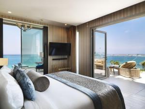 TV a/nebo společenská místnost v ubytování Amavi, MadeForTwo Hotels - Paphos