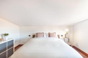 Ένα ή περισσότερα κρεβάτια σε δωμάτιο στο Sunny Terrace Duplex Garbagnate