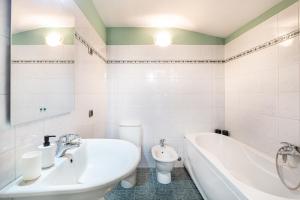 Ένα μπάνιο στο Sunny Terrace Duplex Garbagnate +34 φωτογραφίες