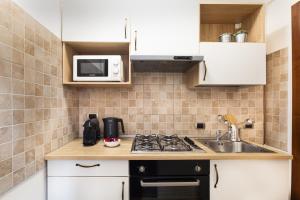 Η κουζίνα ή μικρή κουζίνα στο Sunny Terrace Duplex Garbagnate