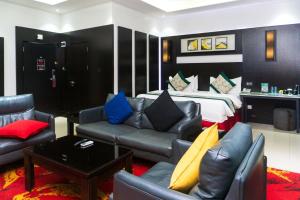 Ruang duduk di GreenPoint Hotel