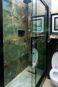 Bilik mandi di GreenPoint Hotel