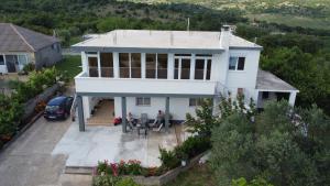 Το κτήριο όπου στεγάζεται  το διαμέρισμα