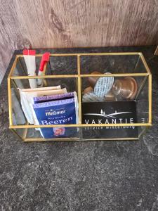 una scatola piena di articoli diversi su un tavolo di Vakantie Service Winterberg Studio Sels a Winterberg