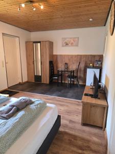 una camera con letto e tavolo con televisore di Vakantie Service Winterberg Studio Sels a Winterberg