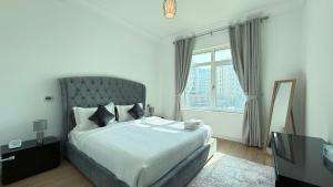 Un pat sau paturi într-o cameră la Luxury 3 Bed Apartment at Palm Jumeirah