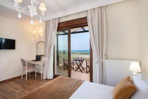 sypialnia z łóżkiem i biurkiem z widokiem w obiekcie Roupes Villa III, Family villa, Fantastic views, Private pool w mieście Roúpai +37 zdjęć