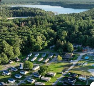an aerial view of a parking lot with parked vehicles at Maison la Rivière in Gasselte