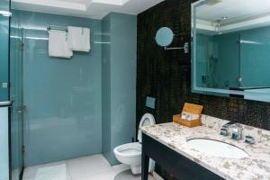 Bilik mandi di GreenPoint Hotel