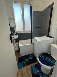 łazienka z toaletą, wanną i umywalką w obiekcie Nice 2 Rooms Full Appartement in Paris w Paryżu