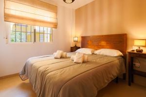 Un dormitorio con una cama con dos almohadas encima. en Beach Huisje Mar Menor, en Mar de Cristal 19 fotos más