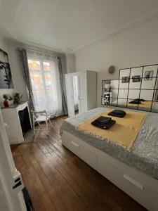 sypialnia z dużym łóżkiem w pokoju w obiekcie Nice 2 Rooms Full Appartement in Paris w Paryżu