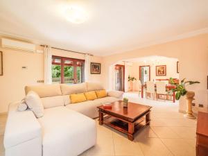 un soggiorno con un divano bianco e un tavolo di Holiday Home Peña Rubia by Interhome a Cala Murada