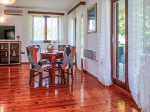 a dining room with a table and chairs at Holiday Home Villa Emanuela by Interhome in Pićan