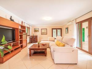 un soggiorno con un divano bianco e una TV di Holiday Home Peña Rubia by Interhome a Cala Murada Altre 27 foto