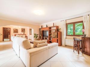 un soggiorno con un divano bianco e una televisione di Holiday Home Peña Rubia by Interhome a Cala Murada